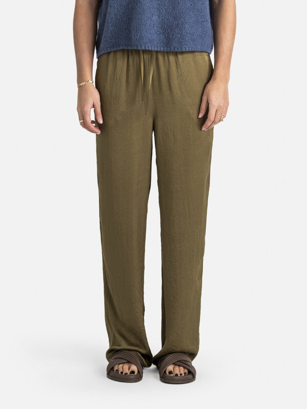 American Vintage Pantalon Widland 4. Optez pour une élégance intemporelle avec ce pantalon vert à l'aspect soyeux, idéal ...