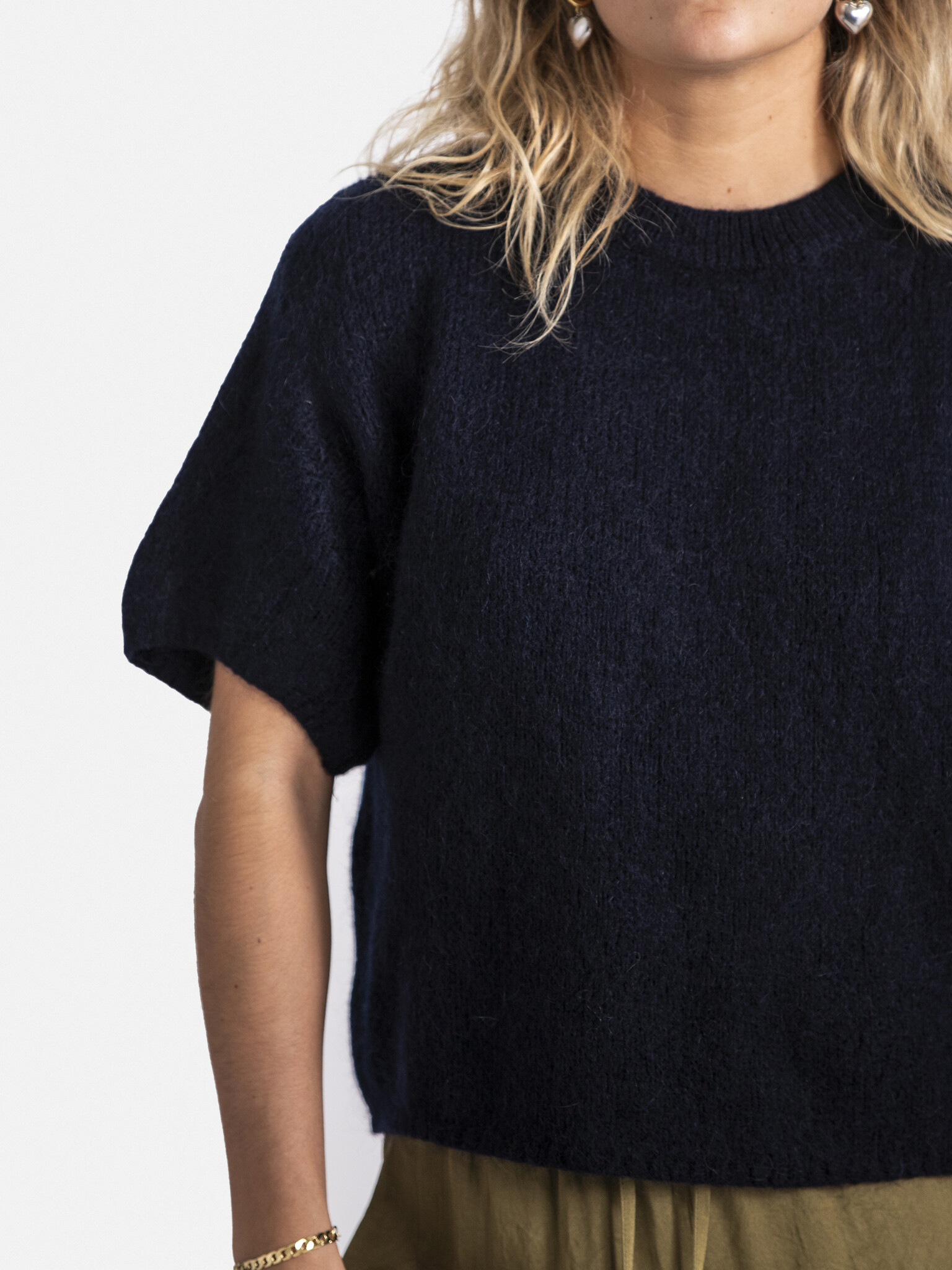 Le Marais Knitted jumper Dora 3. This casual knitted sweater with short sleeves is a must-have for your everyday outfits....