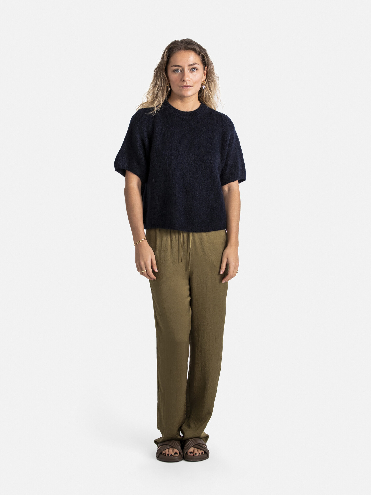 Le Marais Knitted jumper Dora 1. This casual knitted sweater with short sleeves is a must-have for your everyday outfits....