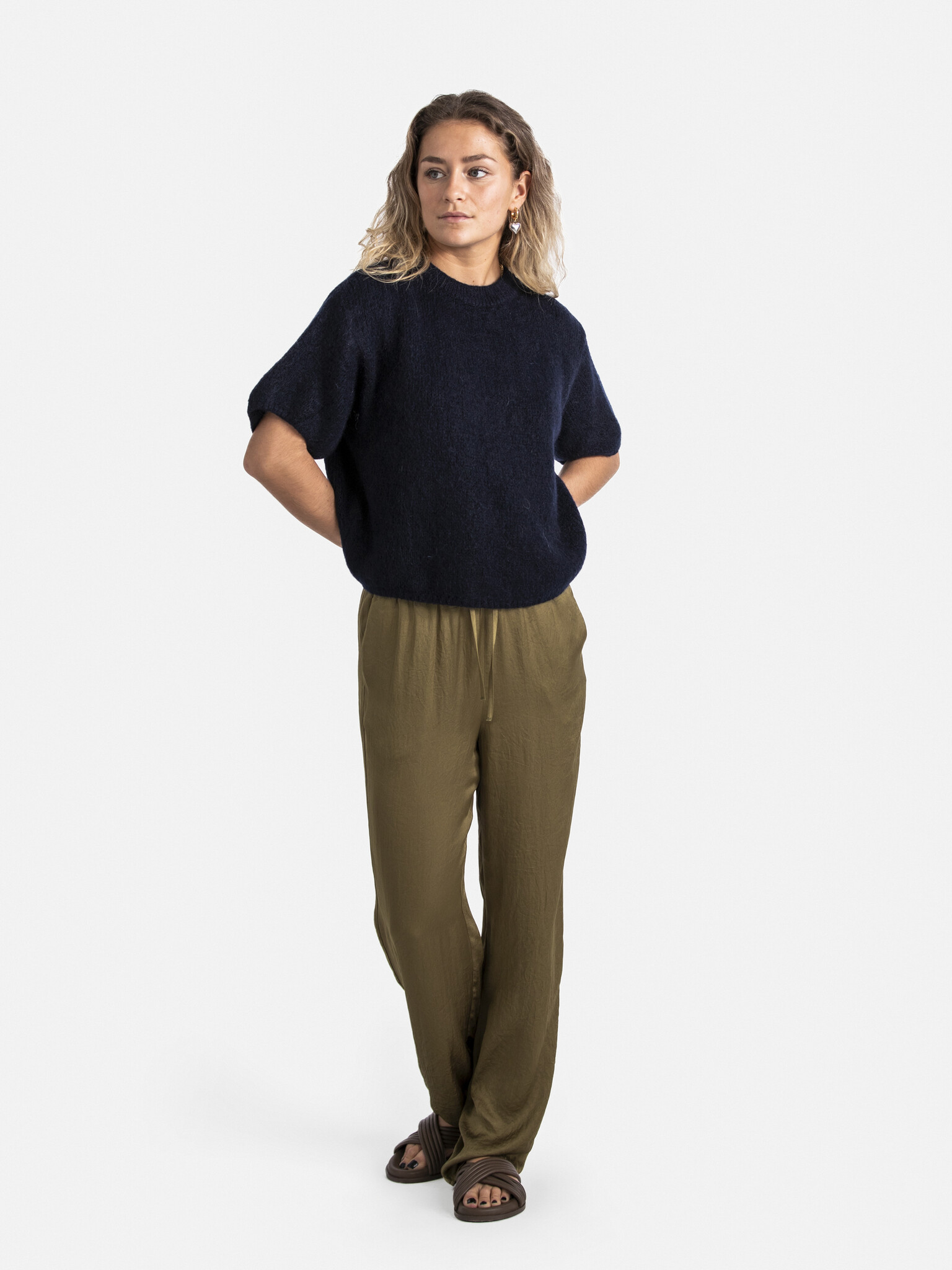 Le Marais Knitted jumper Dora 4. This casual knitted sweater with short sleeves is a must-have for your everyday outfits....