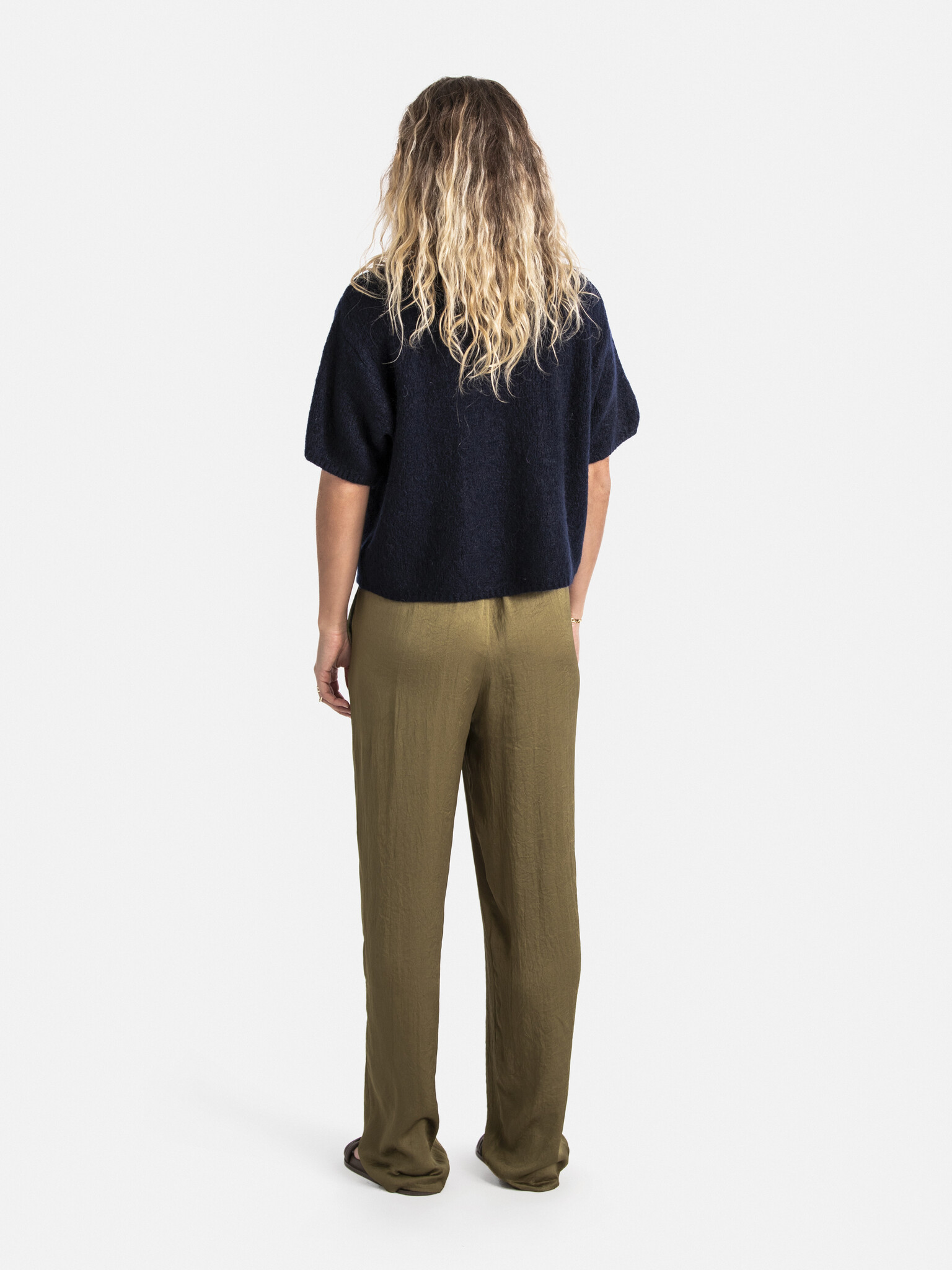 Le Marais Knitted jumper Dora 5. This casual knitted sweater with short sleeves is a must-have for your everyday outfits....