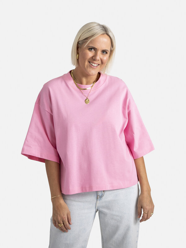 Les Soeurs T-Shirt Tiara 4. Creëer moeiteloos een frisse look met dit zomerse roze basic T-shirt. De boxy fit, ronde hals...