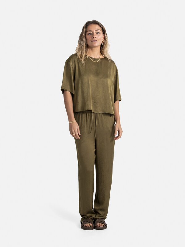 American Vintage Chemise Widland 1. Optez pour l'élégance avec ce haut en soie à manches courtes. La couleur verte vive a...