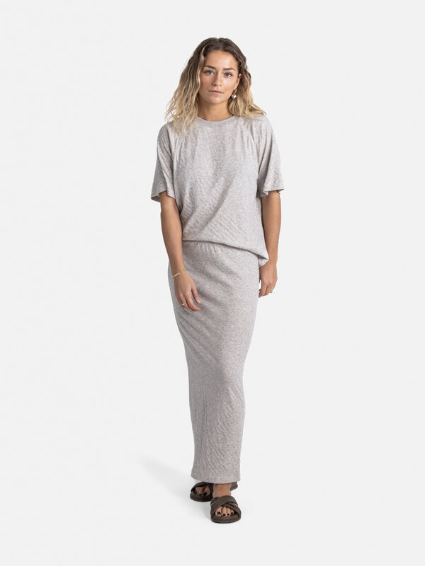 American Vintage Skirt Ruzy 3. Discover the versatility of this grey midi skirt, crafted from soft jersey material for ul...