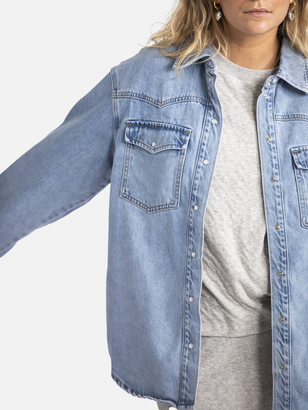 Edited Chemise en denim oversize Jesse 4. Cette chemise en denim, avec son charme intemporel et sa polyvalence, constitue...