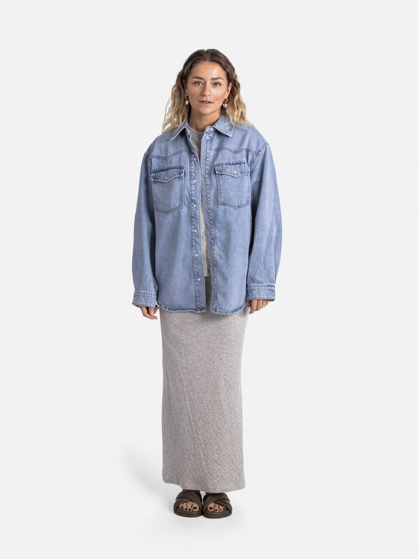 Edited Chemise en denim oversize Jesse 3. Cette chemise en denim, avec son charme intemporel et sa polyvalence, constitue...