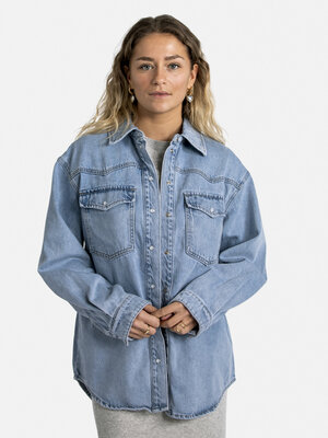 Chemise en denim oversize Jesse. Cette chemise en denim, avec son charme intemporel et sa polyvalence, constitue non seul...