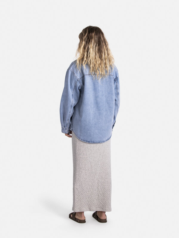 Edited Chemise en denim oversize Jesse 5. Cette chemise en denim, avec son charme intemporel et sa polyvalence, constitue...