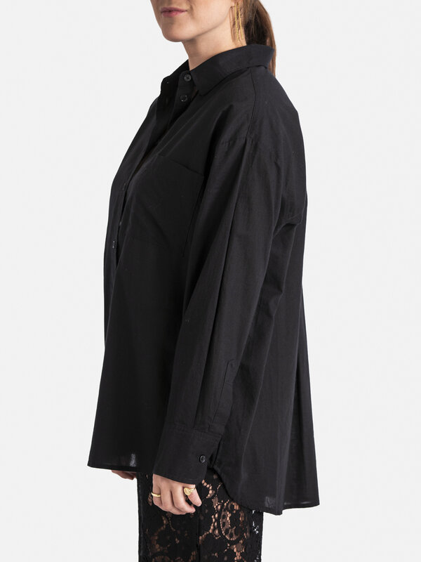 Les Soeurs Shirt Yara 6. Creëer moeiteloos stijlvolle looks met dit zwarte overhemd, een tijdloze klassieker die niet mag...