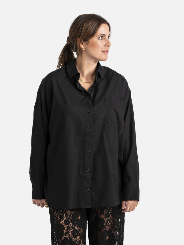 Les Soeurs Shirt Yara 4. Creëer moeiteloos stijlvolle looks met dit zwarte overhemd, een tijdloze klassieker die niet mag...