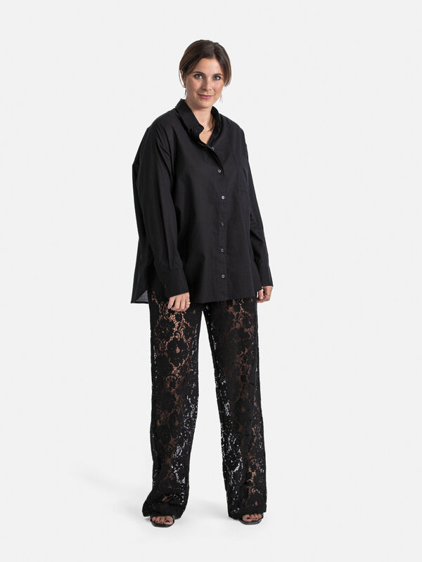 Les Soeurs Pantalon dentelle Reva 5. Embrassez l'élégance intemporelle avec ce magnifique pantalon en dentelle noire. Cet...