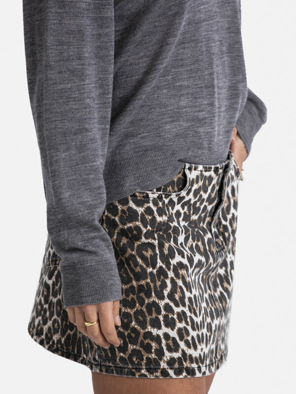 Les Soeurs Mini jupe léopard Varun 6. Transformez votre look avec une touche en ajoutant cette mini-jupe à imprimé léopar...