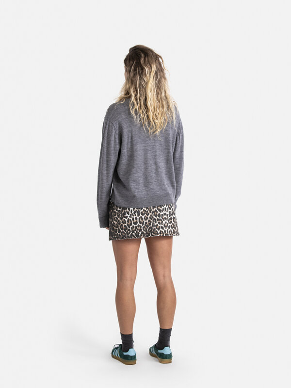 Les Soeurs Mini jupe léopard Varun 7. Transformez votre look avec une touche en ajoutant cette mini-jupe à imprimé léopar...