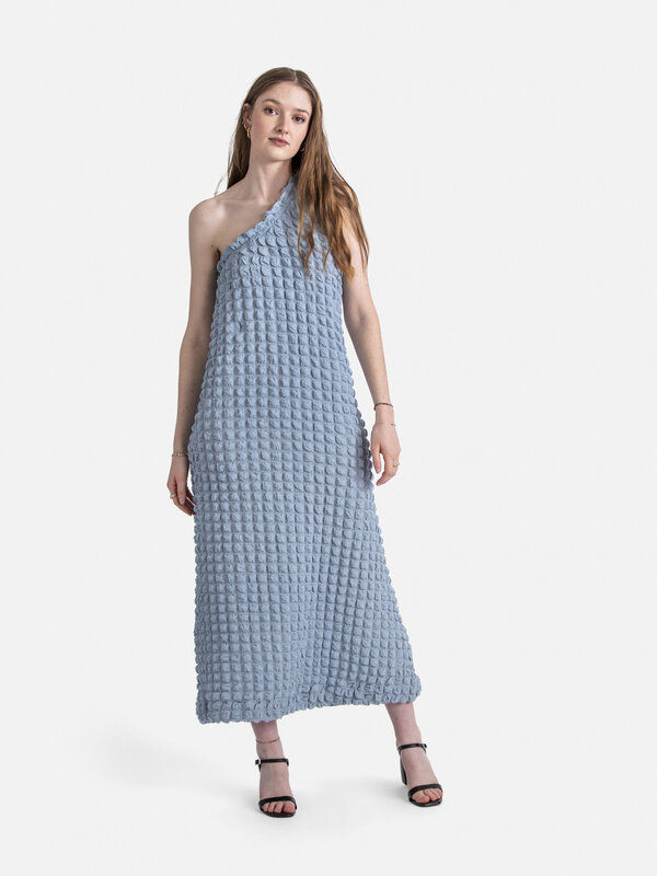 Les Soeurs Robe asymétrique Ravi 4. Faites-vous remarquer dans cette magnifique longue robe, conçue pour briller. Le desi...