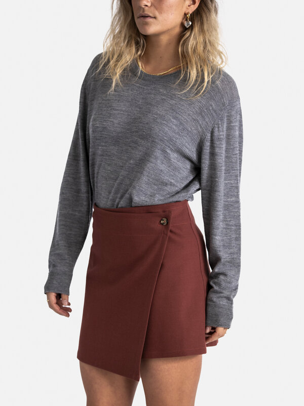 Les Soeurs Wrap skirt Avery 6. Go for an effortlessly cool look with this burgundy wrapped skirt, a trendy addition to yo...