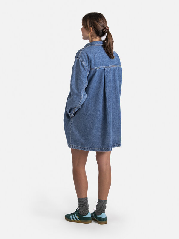 Les Soeurs Robe en jean Abby 7. Ajoutez un classique intemporel à votre collection avec cette robe en denim. Adaptée à to...