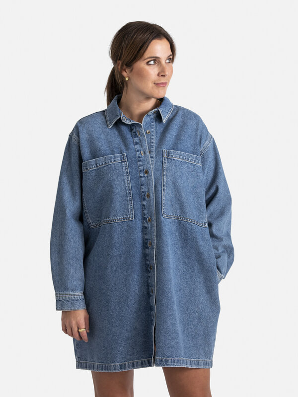 Les Soeurs Robe en jean Abby 5. Ajoutez un classique intemporel à votre collection avec cette robe en denim. Adaptée à to...