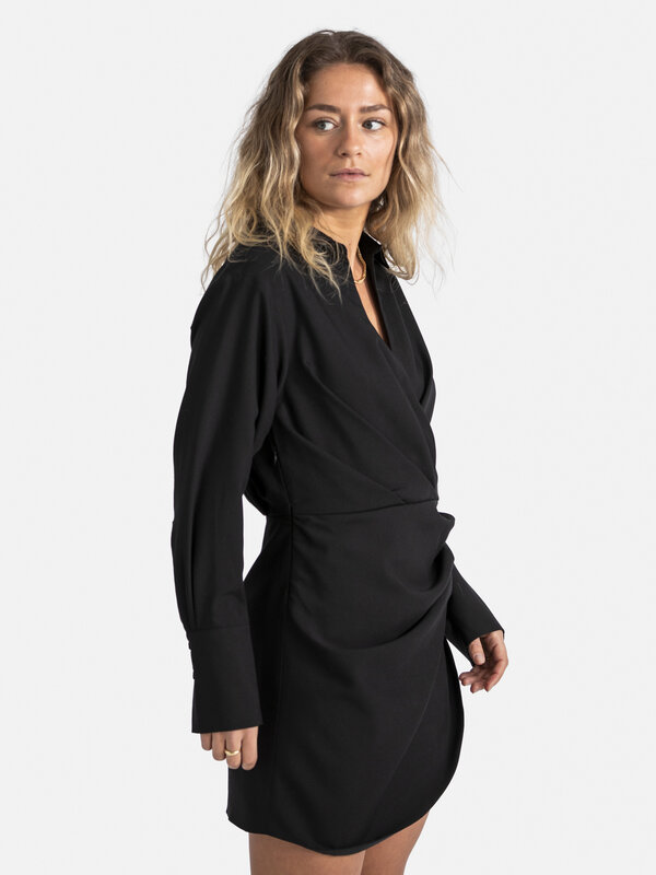 Les Soeurs Robe drapée Moana 5. Créez un look chic intemporel avec cette petite robe noire, offrant un superbe effet drap...