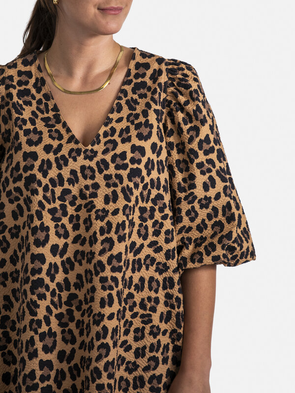 Les Soeurs Leopard dress Idris 5. Embrace your wild side in this leopard dress with balloon sleeves, a fantastic choice f...