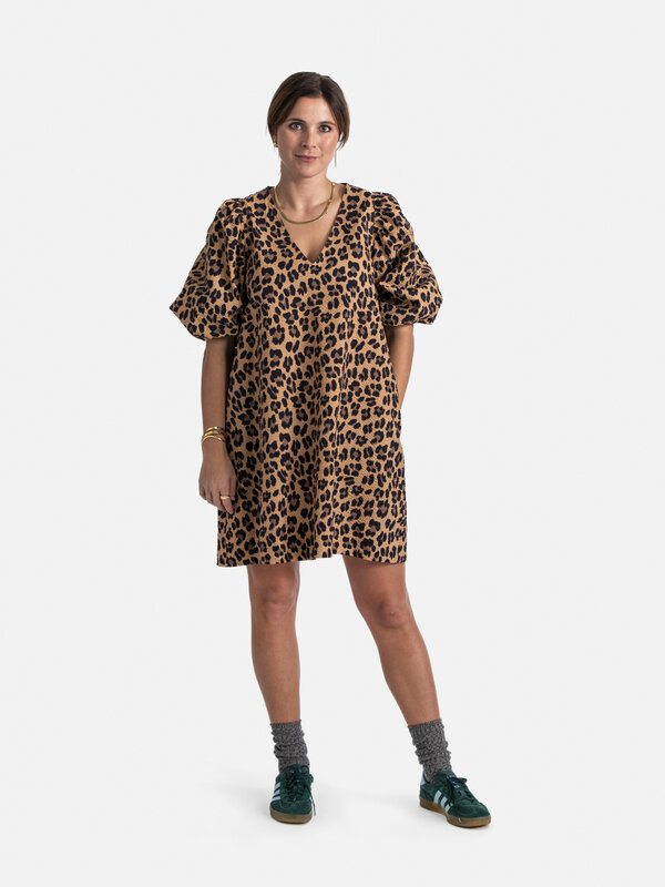 Les Soeurs Leopard dress Idris 4. Embrace your wild side in this leopard dress with balloon sleeves, a fantastic choice f...