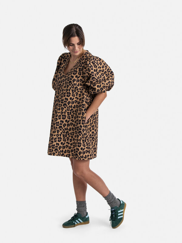 Les Soeurs Leopard dress Idris 6. Embrace your wild side in this leopard dress with balloon sleeves, a fantastic choice f...