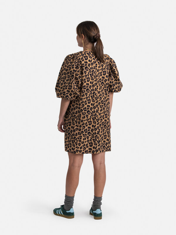 Les Soeurs Leopard dress Idris 7. Embrace your wild side in this leopard dress with balloon sleeves, a fantastic choice f...