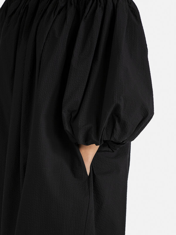 Les Soeurs Off Shoulder dress Isla 7. Elevate your look with this elegant black off-shoulder dress, a garment you'll want...