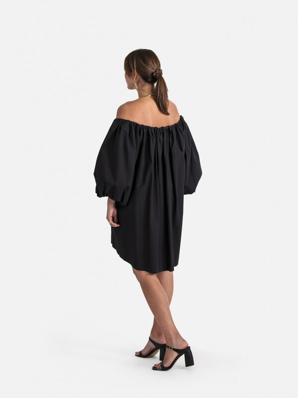 Les Soeurs Off Shoulder dress Isla 8. Elevate your look with this elegant black off-shoulder dress, a garment you'll want...