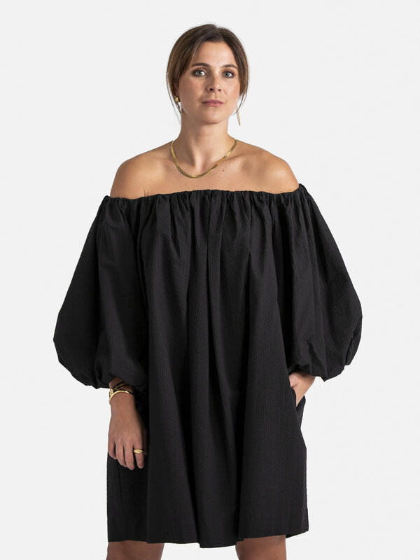 Les Soeurs Off Shoulder dress Isla 6. Elevate your look with this elegant black off-shoulder dress, a garment you'll want...