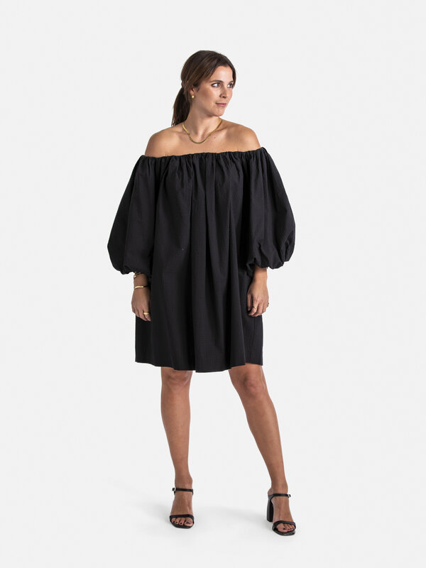 Les Soeurs Off Shoulder dress Isla 5. Elevate your look with this elegant black off-shoulder dress, a garment you'll want...
