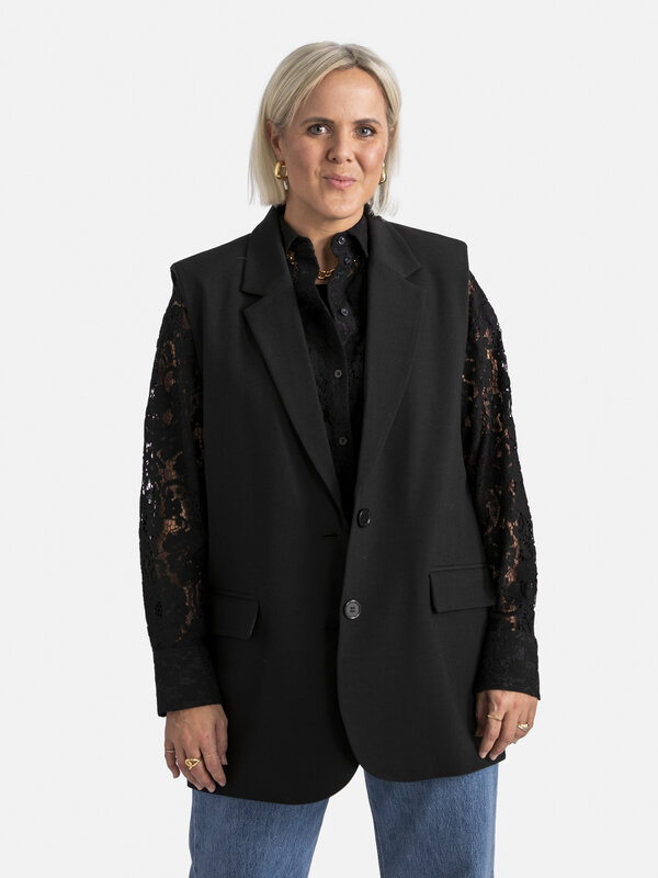 Les Soeurs Sleeveless blazer Daisy 4. Creëer een tijdloze look met deze mouwloze zwarte blazer, een klassiek en elegant k...