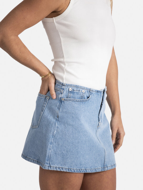 Les Soeurs Mini jupe en jean Varun 6. Ajoutez une touche d'audace à votre look avec cette mini-jupe en denim sans ceintur...