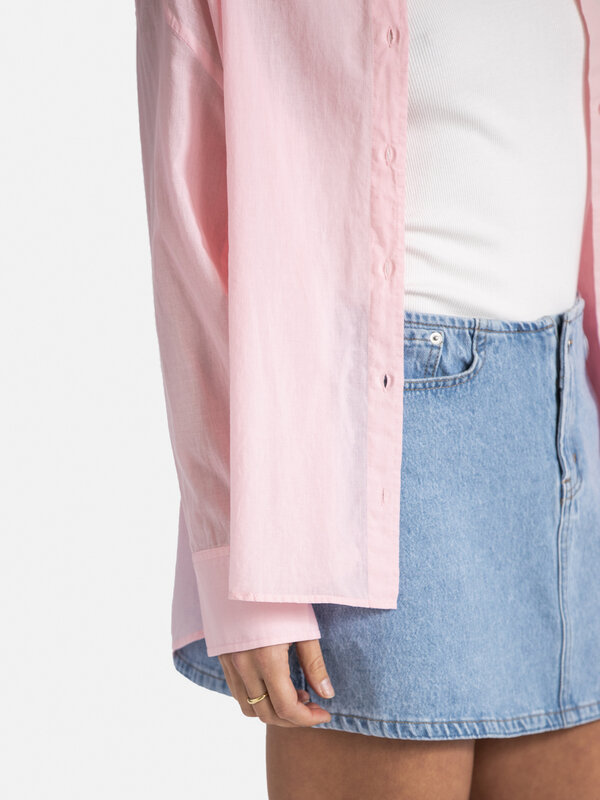 Les Soeurs Mini jupe en jean Varun 7. Ajoutez une touche d'audace à votre look avec cette mini-jupe en denim sans ceintur...
