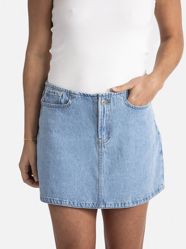 Les Soeurs Mini jupe en jean Varun 5. Ajoutez une touche d'audace à votre look avec cette mini-jupe en denim sans ceintur...