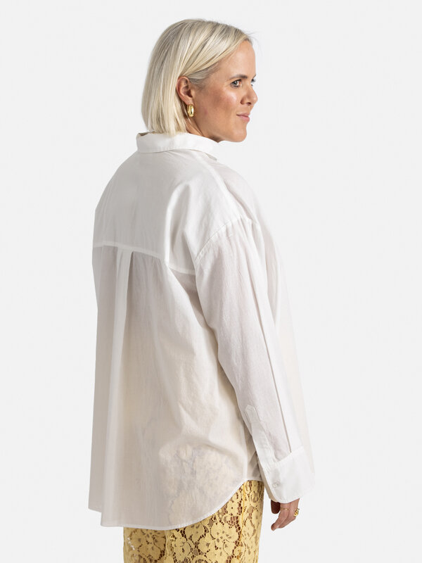 Les Soeurs Shirt Yara 6. A white shirt is a timeless classic essential in every wardrobe. From formal work attire to casu...