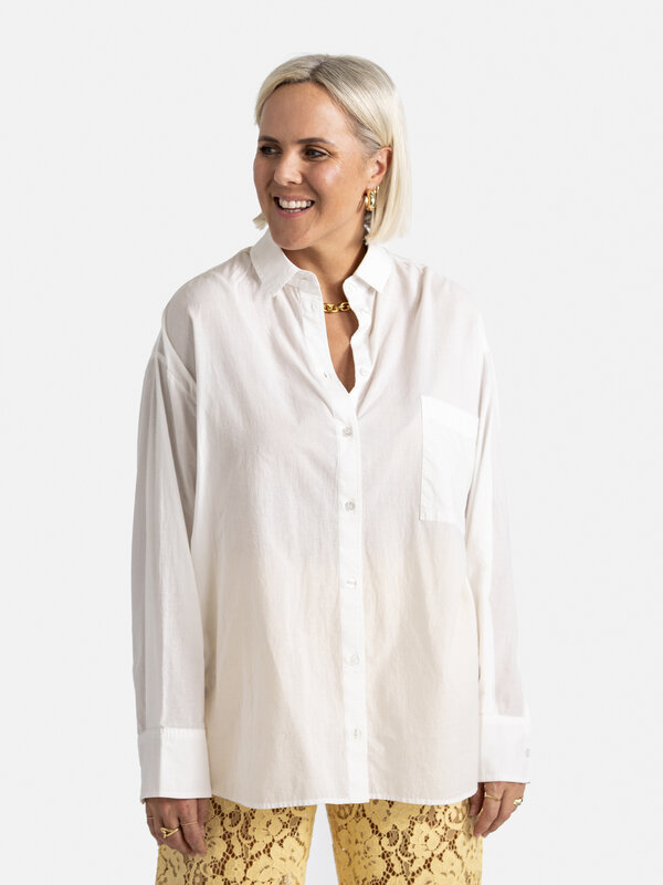 Les Soeurs Chemise Yara 4. Une chemise blanche est un classique intemporel indispensable dans chaque garde-robe. Des tenu...