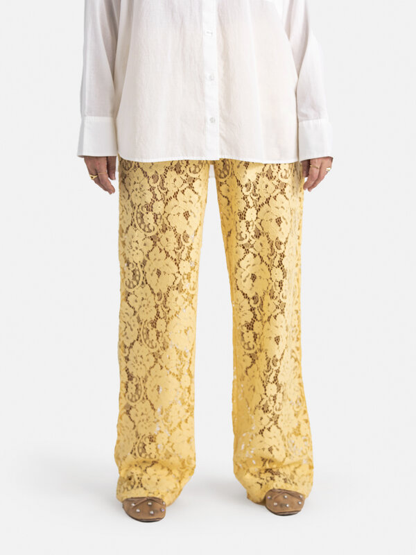 Les Soeurs Pantalon dentelle Reva 3. Enrichissez votre garde-robe d'une touche de romantisme en optant pour ce pantalon e...