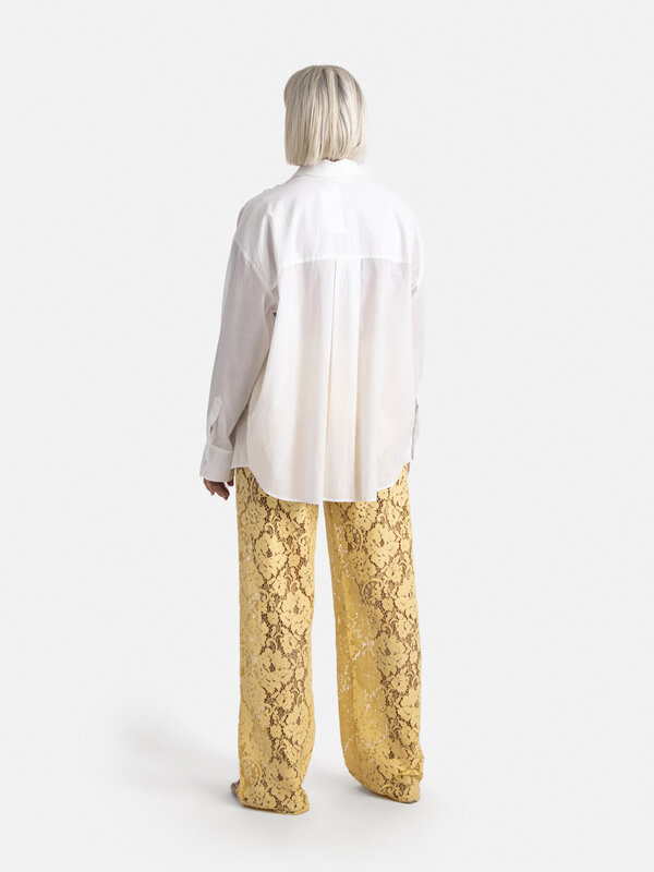 Les Soeurs Kanten broek Reva 6. Update je garderobe met een dosis romantiek door te kiezen voor deze mooie kanten broek i...