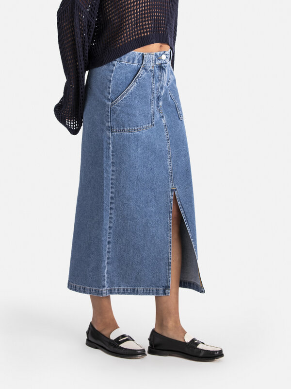 Les Soeurs Denim midi skirt Amelie 6. Go for casual chic with this versatile denim midi skirt, perfect for various occasi...