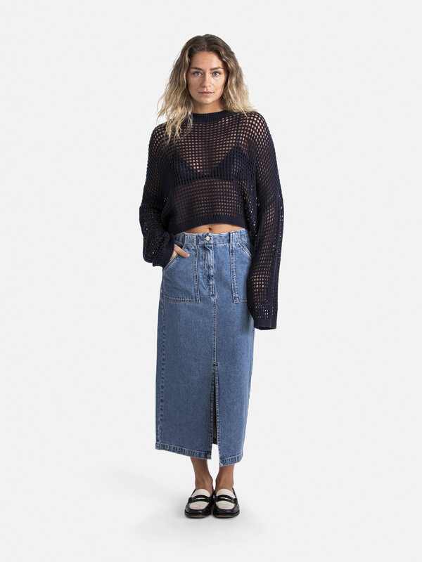 Les Soeurs Denim midi skirt Amelie 5. Go for casual chic with this versatile denim midi skirt, perfect for various occasi...