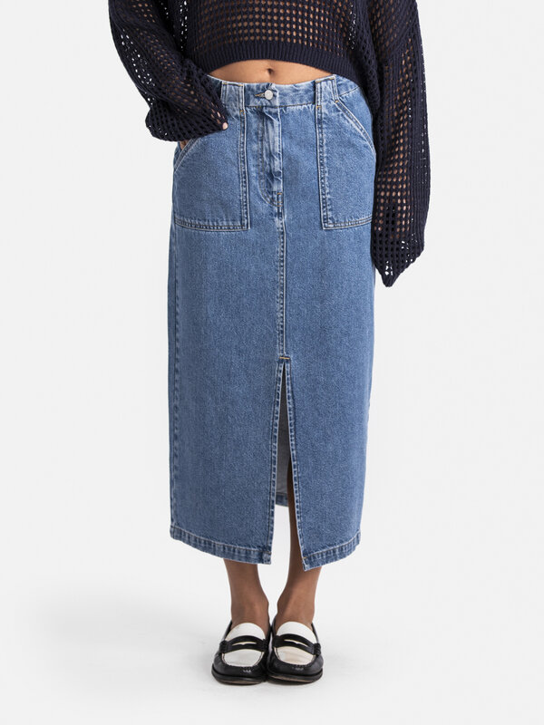 Les Soeurs Denim midi skirt Amelie 4. Go for casual chic with this versatile denim midi skirt, perfect for various occasi...