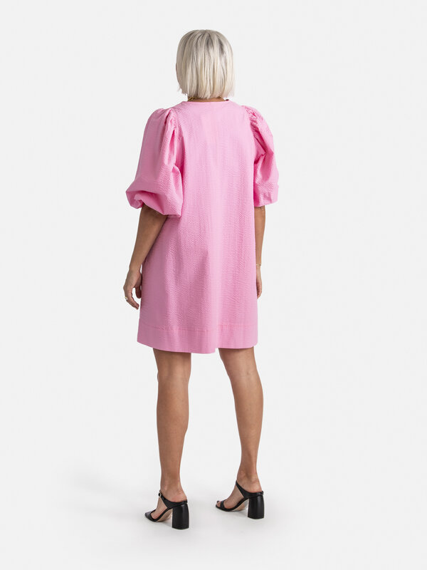 Les Soeurs Seersucker dress Idris 7. Celebrate Spring in style with this pink dress featuring puffed sleeves. Its romanti...