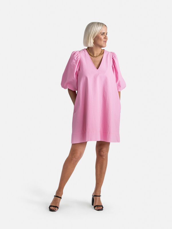 Les Soeurs Robe en seersucker Idris 4. Célébrez le printemps avec style avec cette robe rose à manches bouffantes. Son de...