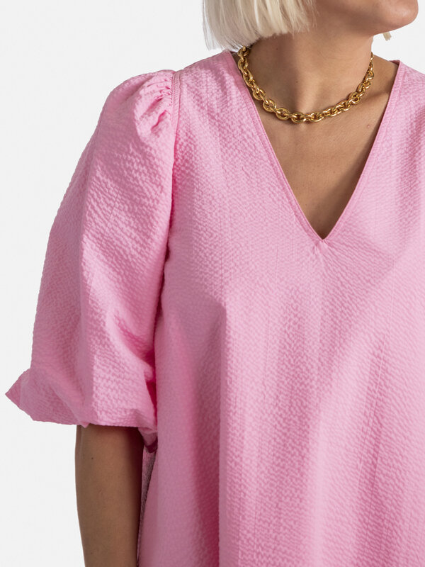Les Soeurs Seersucker dress Idris 5. Celebrate Spring in style with this pink dress featuring puffed sleeves. Its romanti...