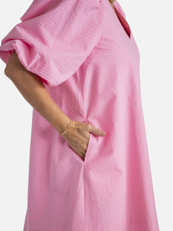 Les Soeurs Seersucker dress Idris 6. Celebrate Spring in style with this pink dress featuring puffed sleeves. Its romanti...