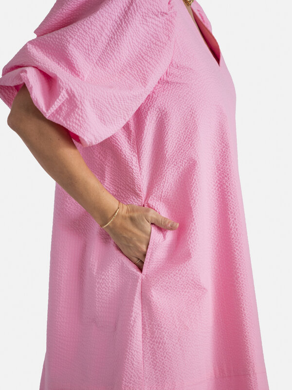Les Soeurs Seersucker jurk Idris 6. Vier de lente in stijl met deze roze jurk met pofmouwen. Het romantische ontwerp en d...