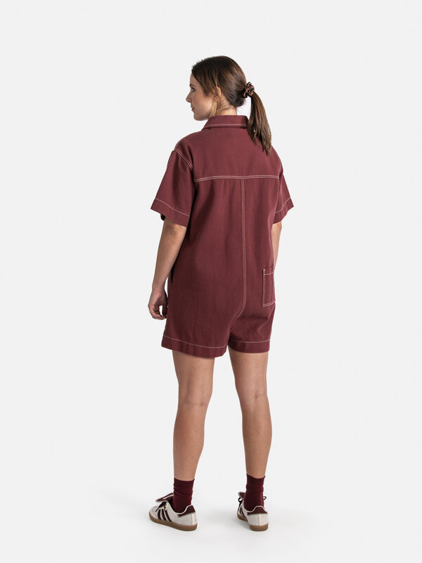 Les Soeurs Jumpsuit Sunniva 8. Discover the perfect blend of comfort and style with this burgundy jumpsuit, boasting a re...