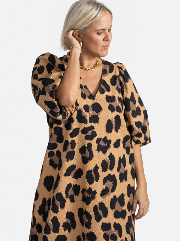 Les Soeurs Leopard dress Paulie 4. Capture all the attention with this stunning leopard dress, featuring striking balloon...