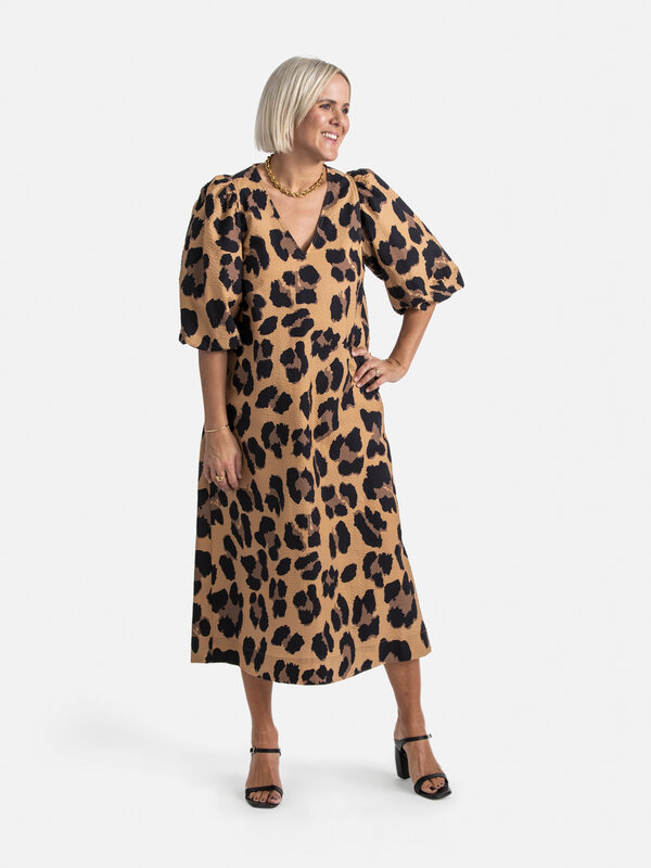 Les Soeurs Leopard dress Paulie 5. Capture all the attention with this stunning leopard dress, featuring striking balloon...