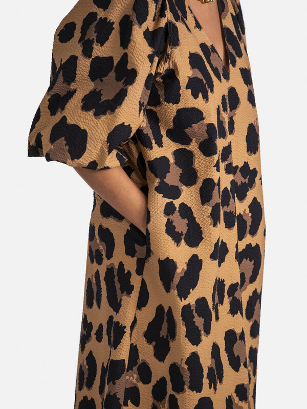 Les Soeurs Robe léopard Paulie 6. Attirez tous les regards avec cette magnifique robe léopard, dotée de manches ballon fr...